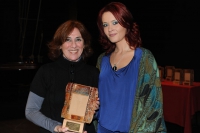 Licha Paoletti con la targa "Premio  Malvinas" conferito a "Nazion" di Ernesto Ardito (Argentina) e Desirée Pangerc, della Giuria Premio Malvinas
